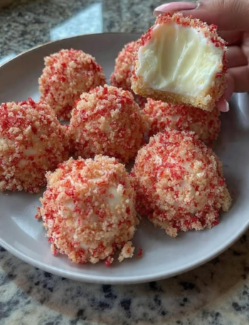 2aa4fae0 1c58 41de a159 fc7587391edc Recipe Oreo Stuffed Red Velvet Brownies